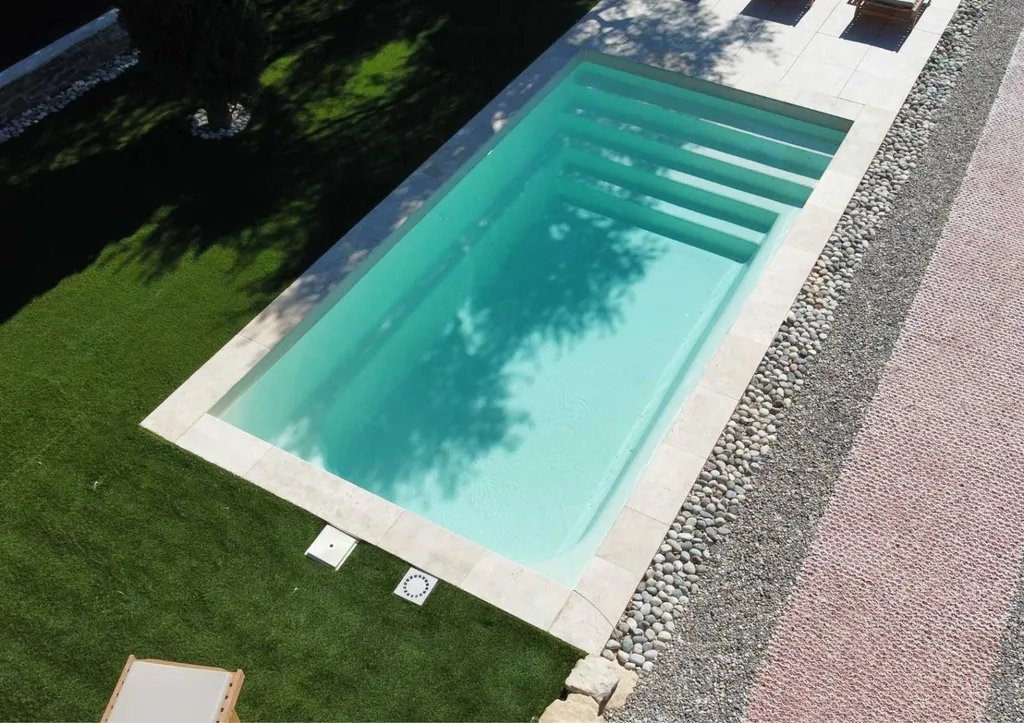 piscine avec pelouse