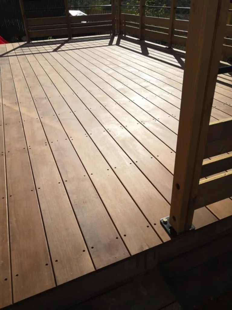 Terrasse sur pilotis en bois exotique Ipé de 30 m²  solidité, sécurité et esthétisme surélevé à Juvignac proche de Montpellier