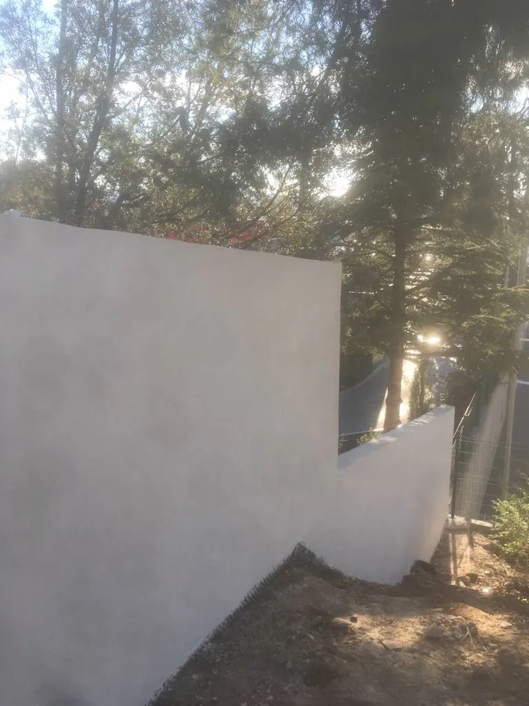 Exemple de construction d'un mur maçonné en agglo de 20 avec enduit frotassé sur Vitrolles