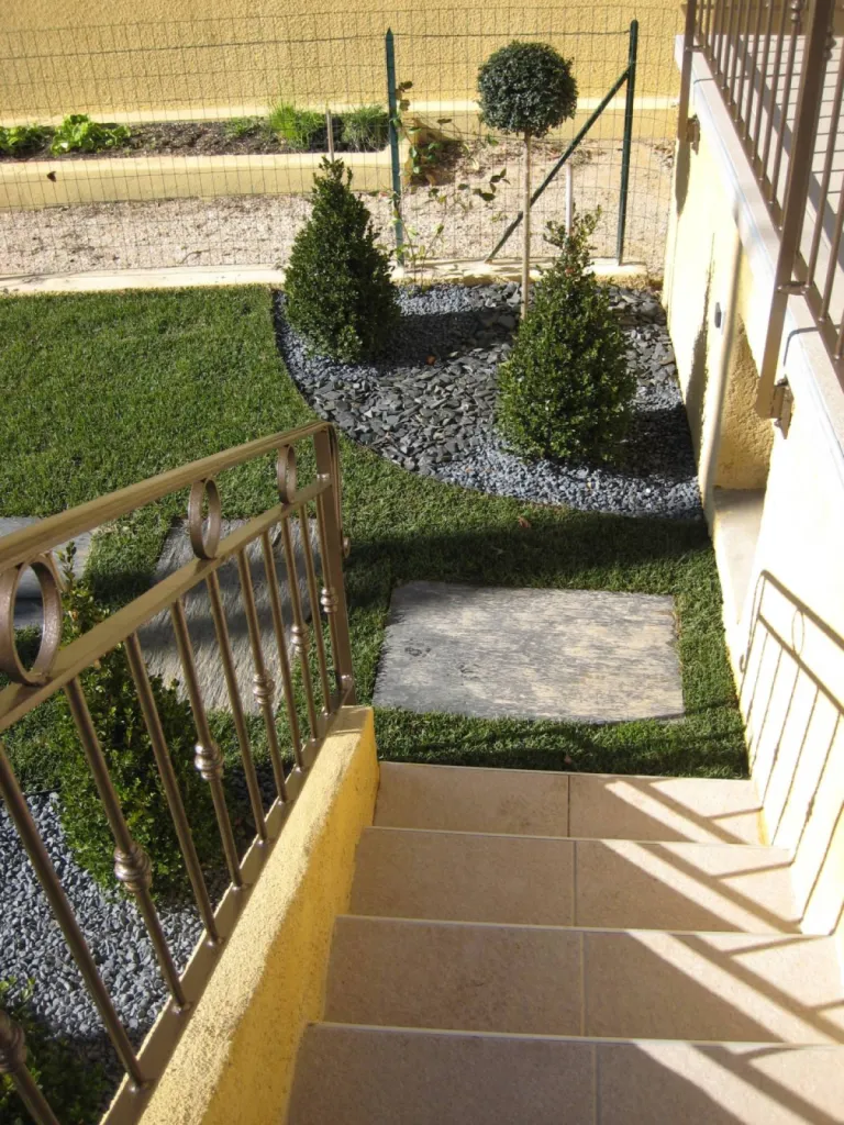 Aménagement d’une cour intérieur en pente et d'un jardin contemporain à Pelissanne
