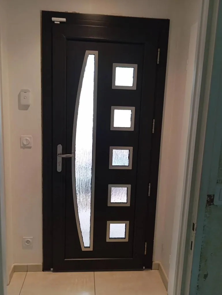 Installation de menuiseries en PVC Plaxé anthracite avecvitrage acoustique à Lyon Sud
