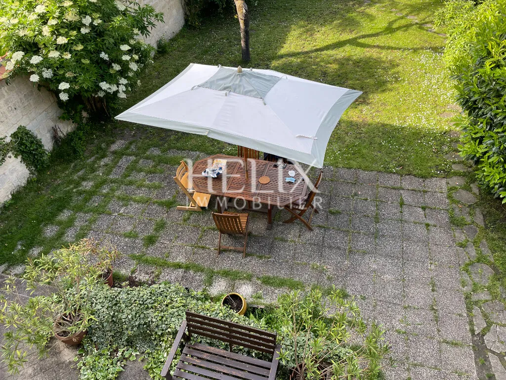 Charmante propriété bourgeoise sur trois niveaux  donnant sur un agréable jardin arboré clos de murs de pierre naturelle d'environ 350 M².