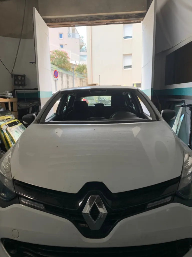 Pose pare-brise sans rendez-vous sur Renault Clio 4 avec franchise offerte chez Speed Glass à Marseille, rapide et efficace