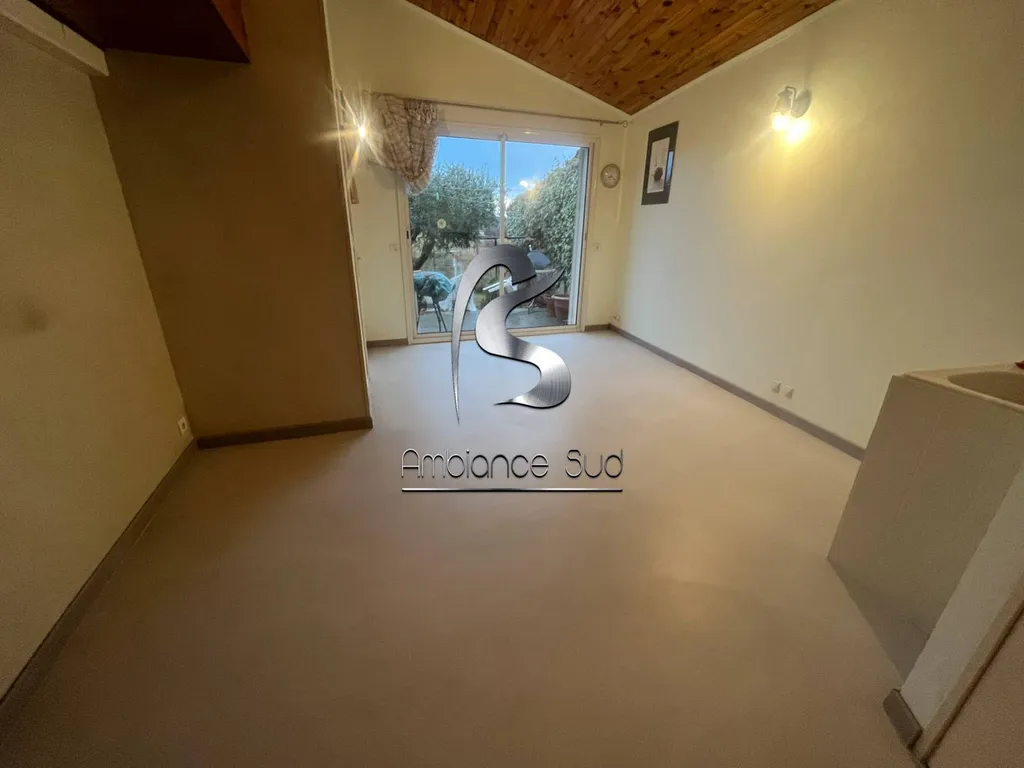 Rénovation d’un sol en résine effet béton ciré à Manosque dans les Alpes-de-Haute-Provence