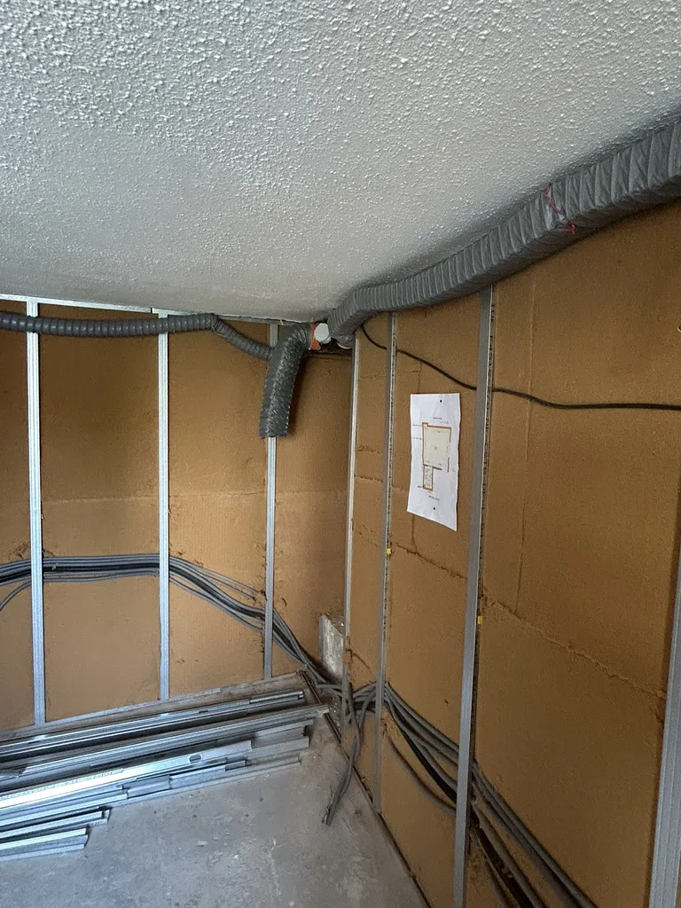 Performance énergétique : pose de panneaux isolants biosourcés en fibre de bois d'une épaisseur de 145 mm (R = 3,80 m².K/W) sur l'ossature des murs périphériques du studio.