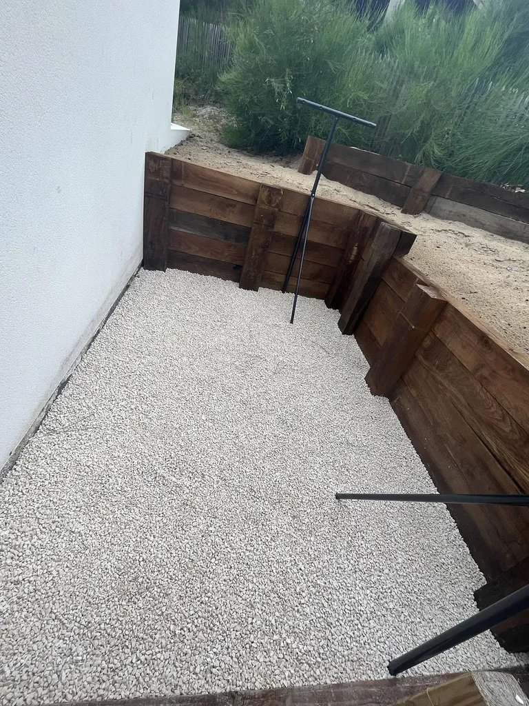 Réalisation de retenue de sable avec des traverses en chêne à Mimizan par Evolution Paysage