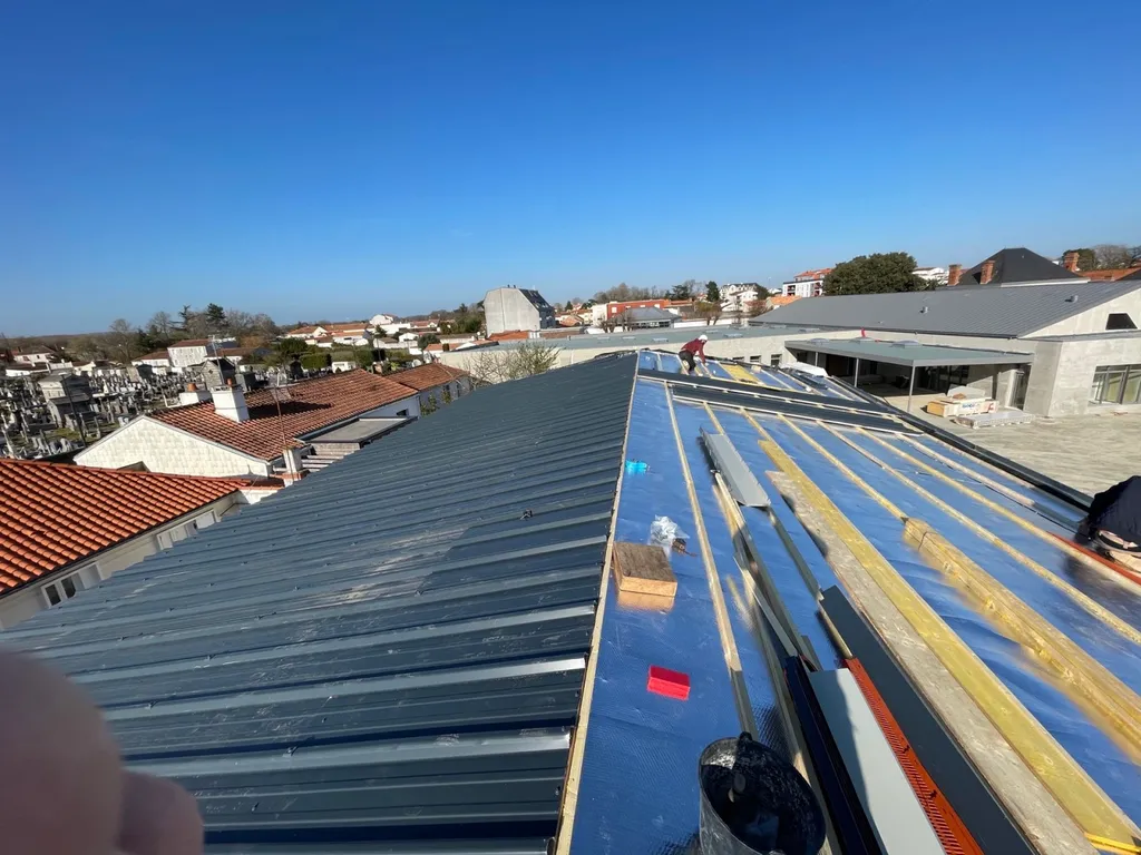 Rénovation de toiture en bac acier par EC Couverture à Montaigu près de Nantes 