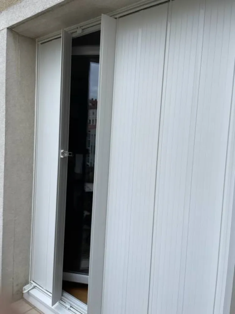 Installation de fenêtre en PVC avec volets persiennes PVC dans un immeuble à la Croix-Rousse en région Rhône-Alpes