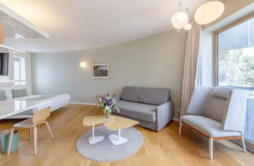 Suite Junior Terrasse – Hôtel à Aix-en-Provence chambre avec terrasse privative et vue sur la nature provençale