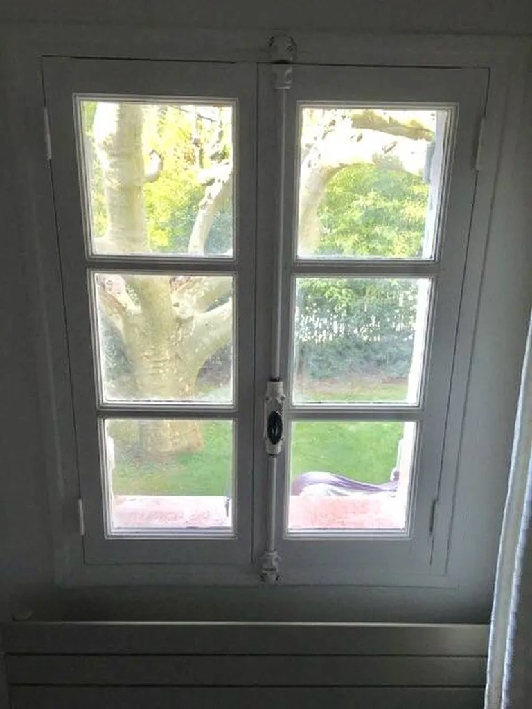 Photo AVANT vue de l'intérieur fenêtre en bois à Aix-Les Milles