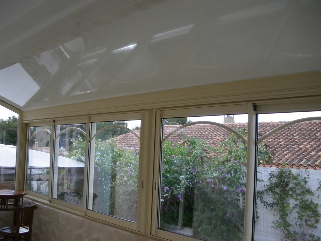 Véranda avec toiture isolante à Port de Bouc