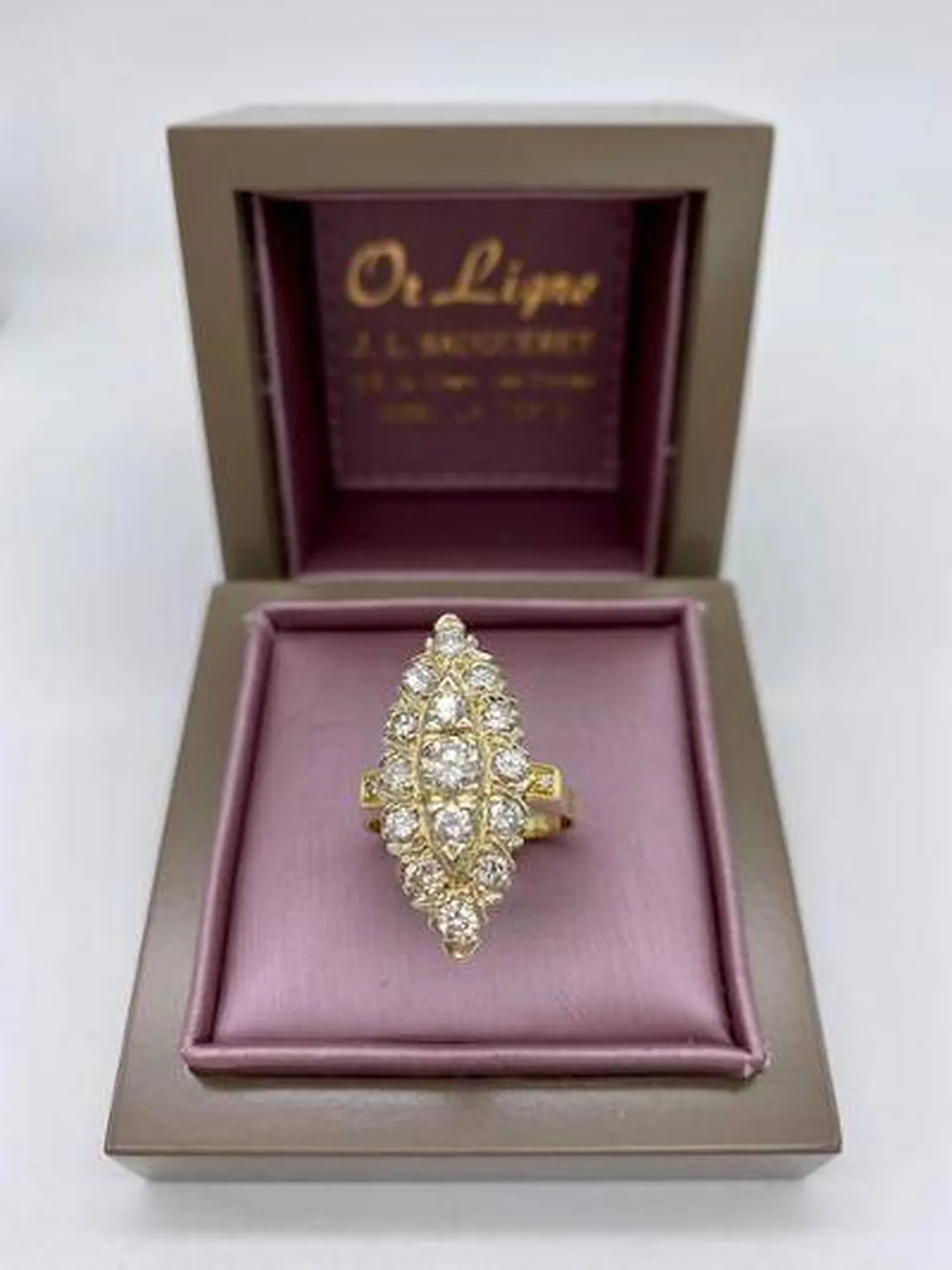 Éblouissement et Élégance : La Bague Marquise en Or et Diamants chez Or Ligne à La Teste de Buch près de Bordeaux