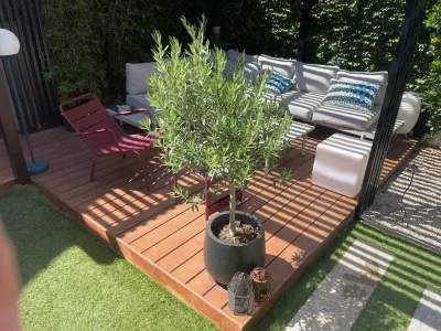 Pose d'un gazon synthétique haut de gamme dans un jardinet du Gard