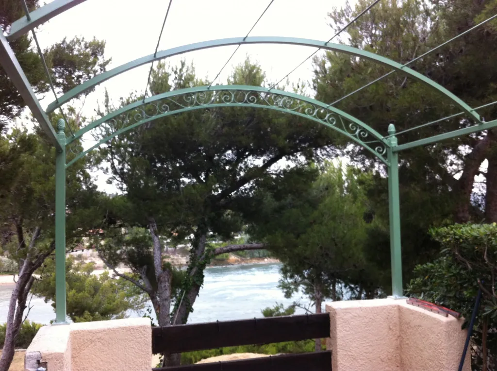 PERGOLA LES PENNES MIRABEAU