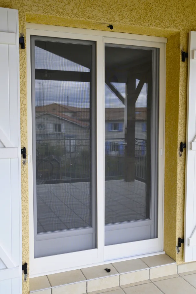 Pose d'une moustiquaire latérale coulissante 2 vantaux GALAXIE pour une porte-fenêtre PVC à Vienne (38)