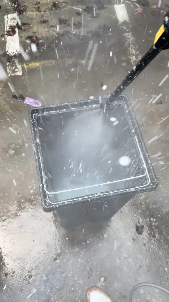 Nettoyage haute pression conteneur poubelle à Bordeaux – lavage intérieur bac déchets particulier