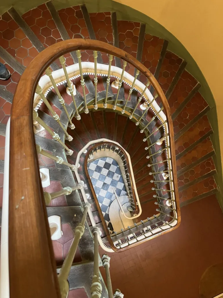 16 mètres de rail impressionnant pour ce fauteuil monte escalier OTOLIFT Modul'Air smart dans cette copropriété sur 2 étages à Marseille