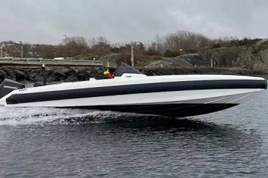 Vend bateau à moteur sportif neuf Iron 767 à Bandol
