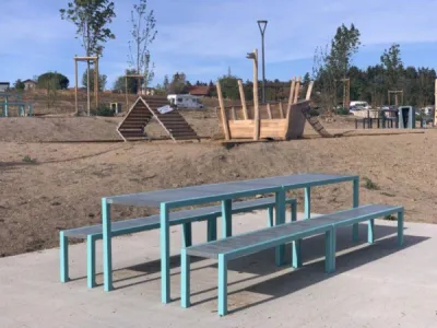 Conception et pose de bancs, chaises de détente, tables de pique nique et jeux pour enfants au Lac de Villerest près de Roanne Loire 42