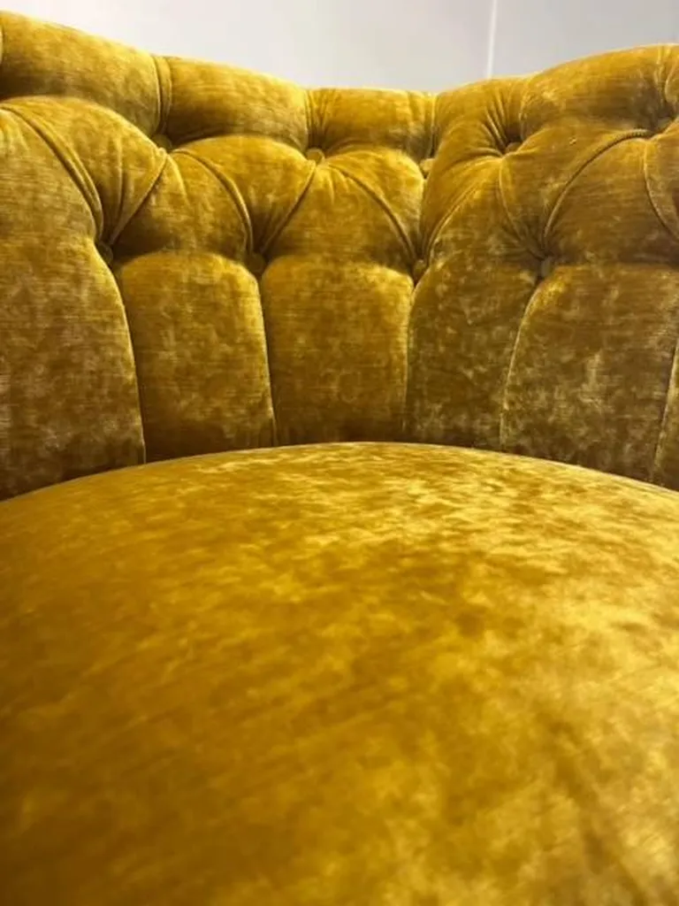 Réfection complète d'un fauteuil Directoire capitonné à Lyon