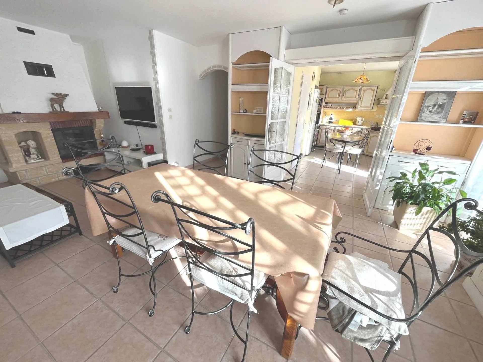 A VENDRE MAISON La Ciotat comprenant 3 logements terrain paysager avec piscine et cuisine d'été