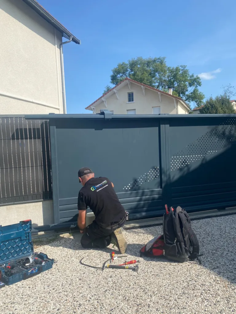 Expérience habitat : dépannage et installation portail connecté et intelligent pour sécurité haut de gamme à Lyon et à Ramatuelle