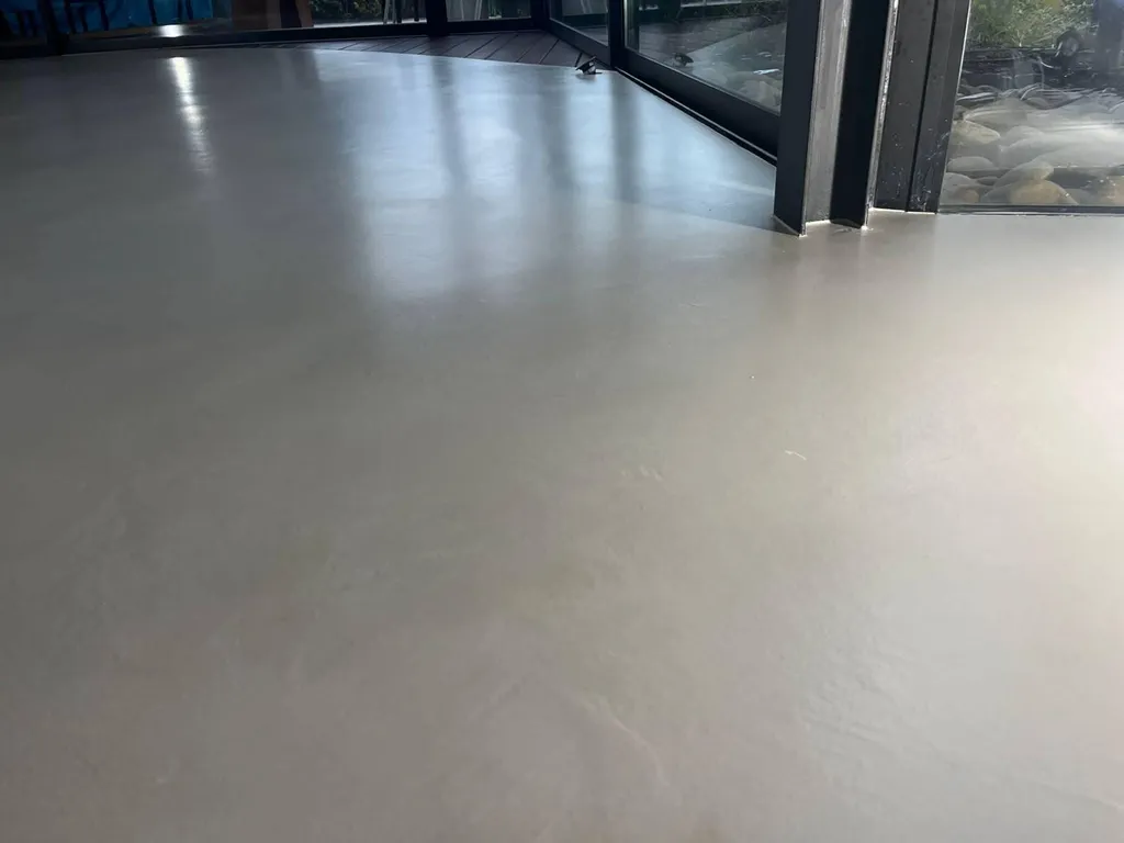 Réalisation en Béton ciré TERRE DU MONDE dans le VAR