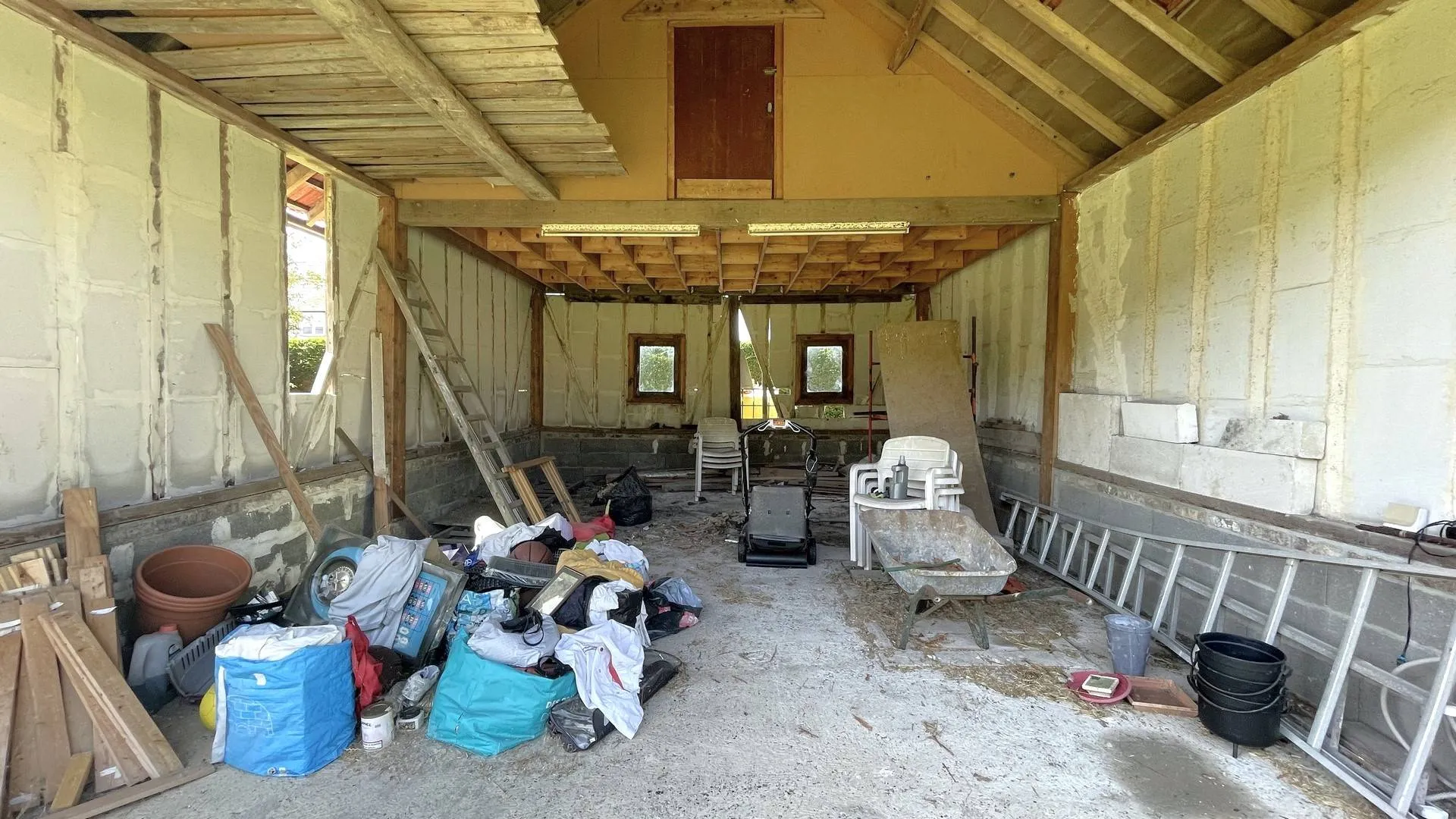 Maison avec garage attenant à vendre** : Adjacent à la maison, un garage d’environ 25 m².