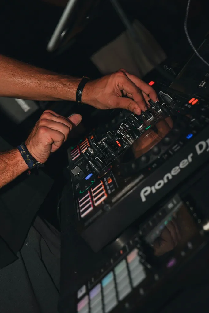 Réservation de DJ pour vos soirées d'études supérieur et remise de diplomes à Toulouse