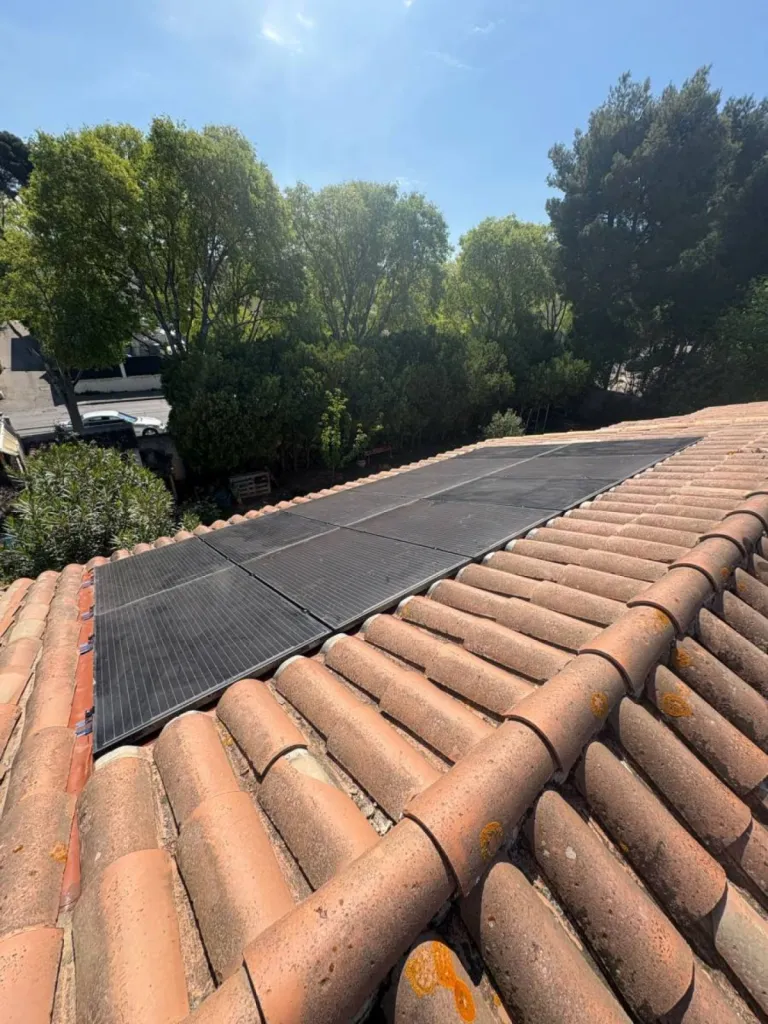 Dépose de bac plastiques en toiture et repose de bac acier avec étanchéité sur une maison à Marseille 