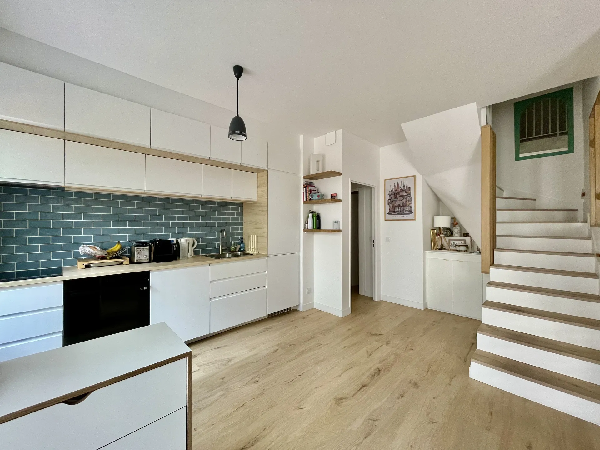 Entrée et cuisine aménagée et équipée