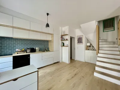 Entrée et cuisine aménagée et équipée