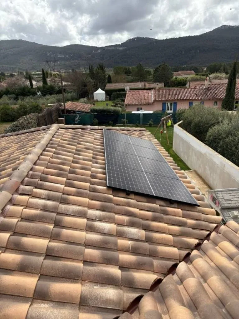 Panneaux solaires Meyer Burger sur toiture à plusieurs pentes à Cuges les Pins à côté de Gémenos 
