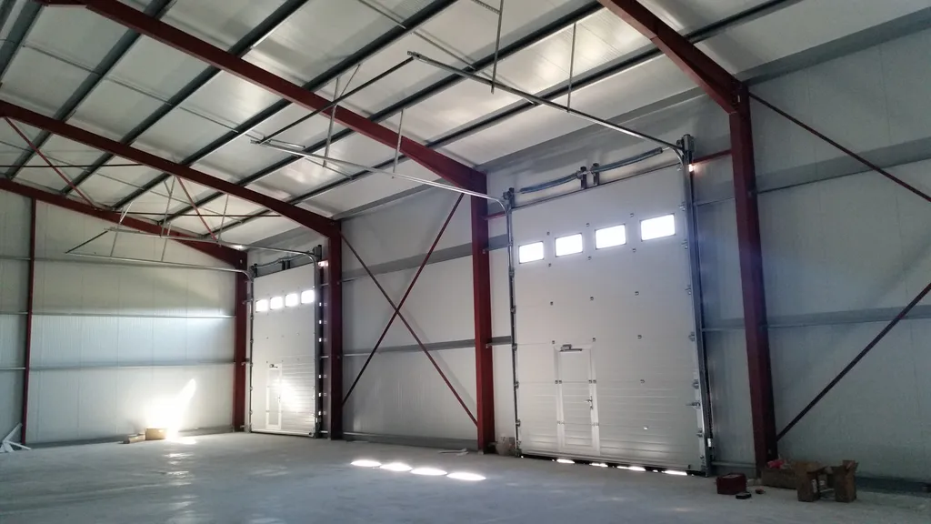 porte sectionnelle rails standard pour batiment industriel