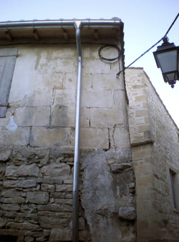 Installation de gouttières en zinc pour l'évacuation efficace des eaux pluviales sur une toiture traditionnelle de maison