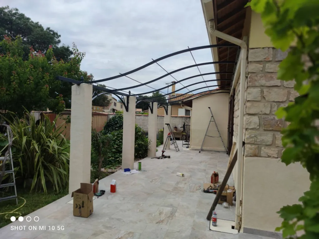 POSE PERGOLA FER FORGE SUR MESURE SUR POTEAUX  AVEC BANDEAUX ET VOLUTES MARTIGUES ENSUES LA REDONNE 13