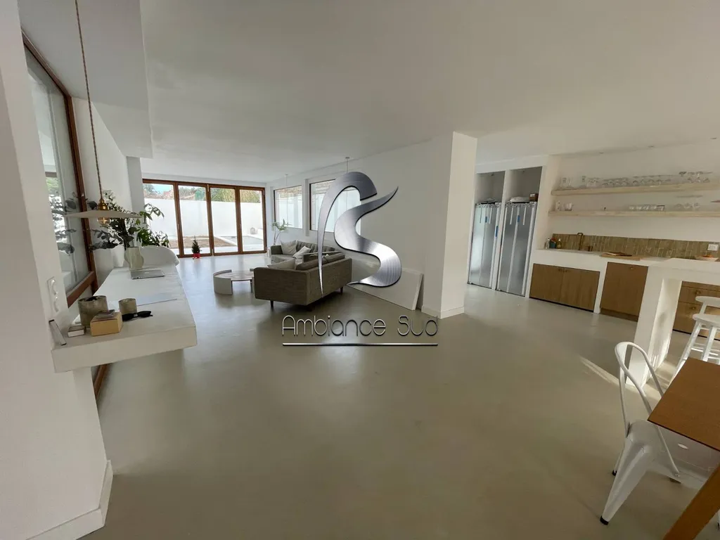 Réalisation d'un sol en béton ciré dans une maison en construction