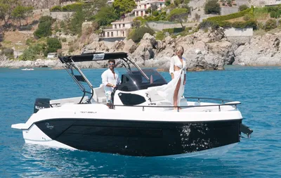 Location Ranieri Next 255 LX 2025 à La Londe-les-Maures : Day-boat premium 7,80 m tout confort