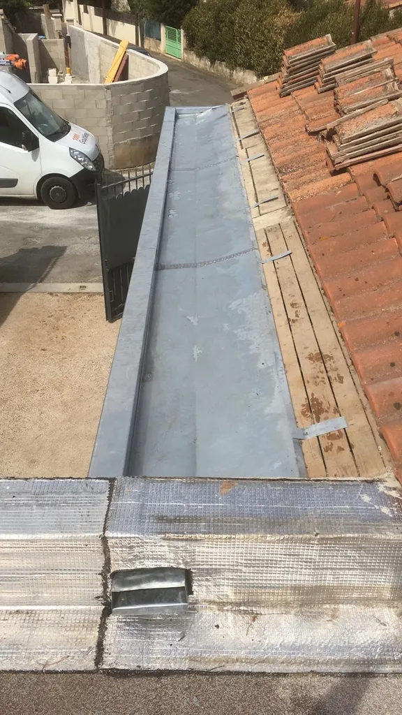 Réfection complète de zinguerie à Bagnols-sur-Cèze intervention rapide pour chéneaux noues solins et étanchéité Velux