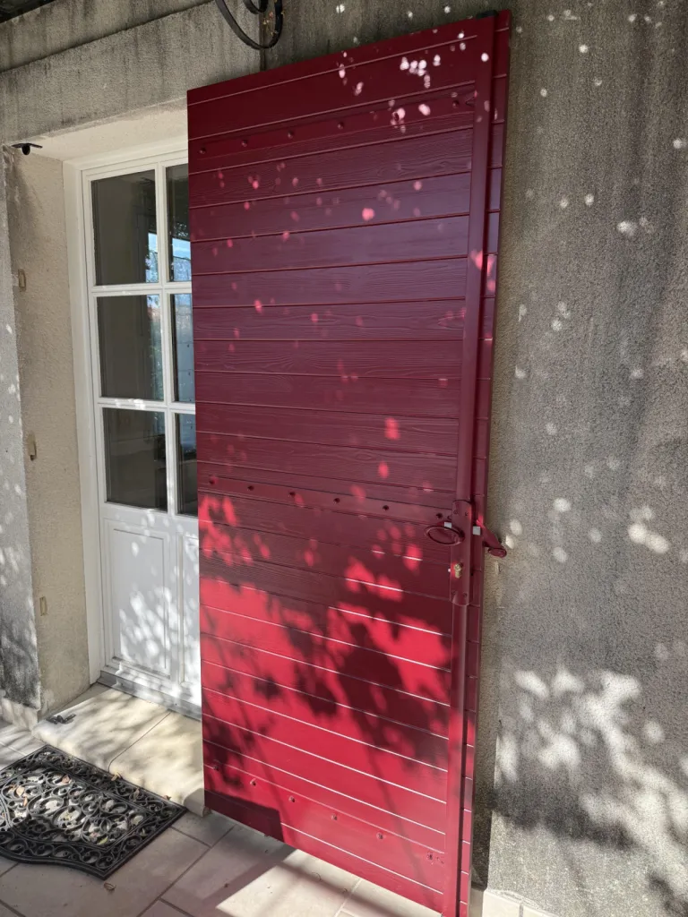 Pose de volets battants en aluminium rouge pourpre