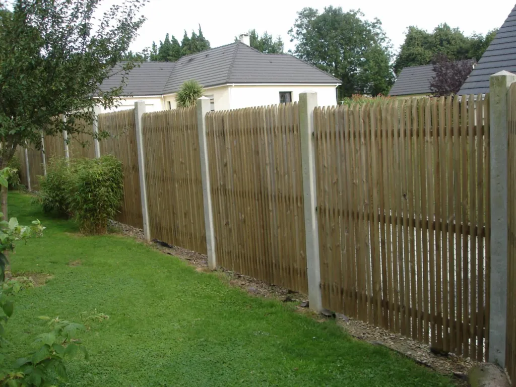 Réalisation d'un brise vue bois sur poteaux béton en Seine maritime 76