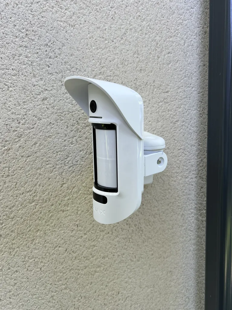 Installation de détecteurs-caméra d'extérieur AJAX motion Cam outdoor dans une villa à proximité de Lyon pour garantir une protection efficace de jour comme de nuit