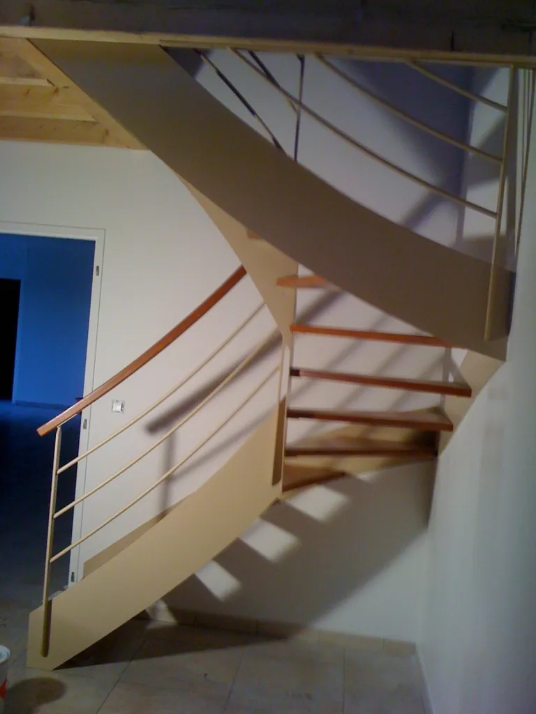 Réalisation d'un escalier en bois et en acier sur-mesure à Bordeaux, ainsi qu'un agencement sous l'escalier à la teste de buch