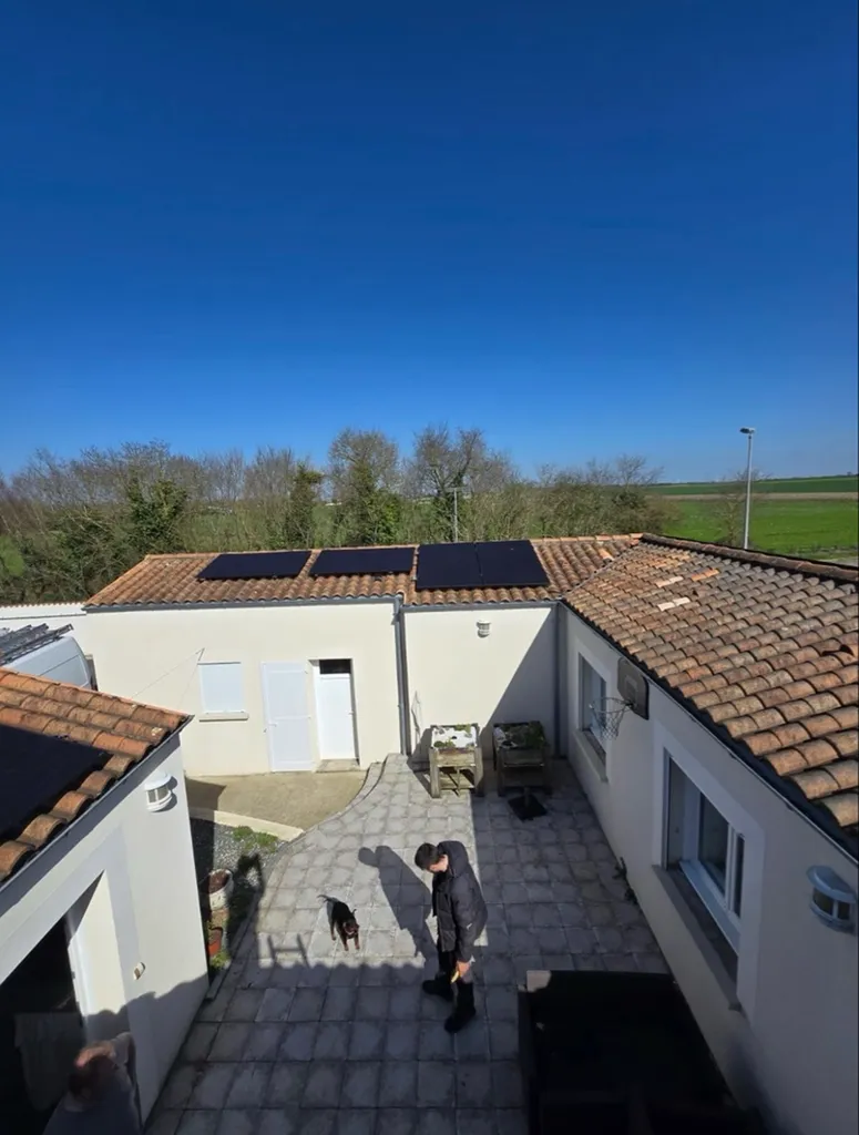 Installation de panneaux photovoltaiques 6KW avec stockage batteries physique sur une maison à exposition multiple à Latresne 33360