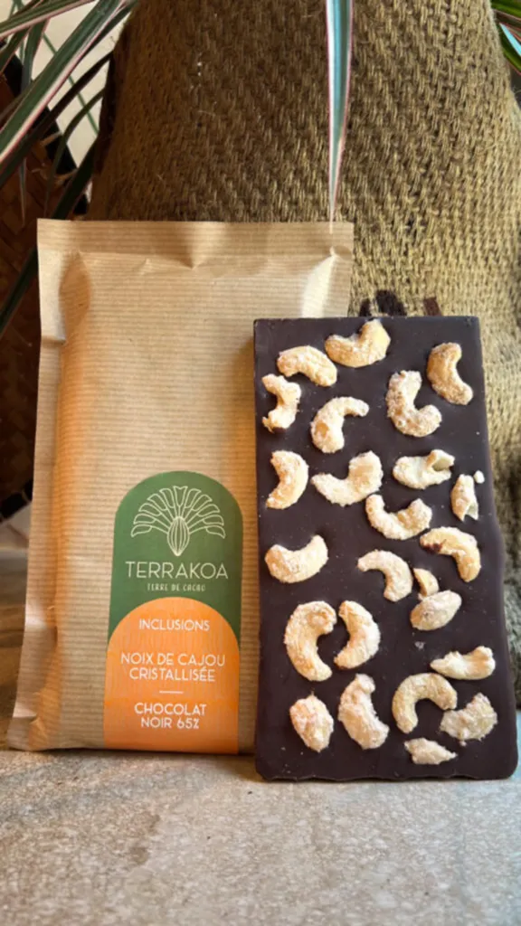 Une tablette de chocolat noir sublimée par des noix de cajou cristallisées pour une expérience gustative alliant douceur et croquant
