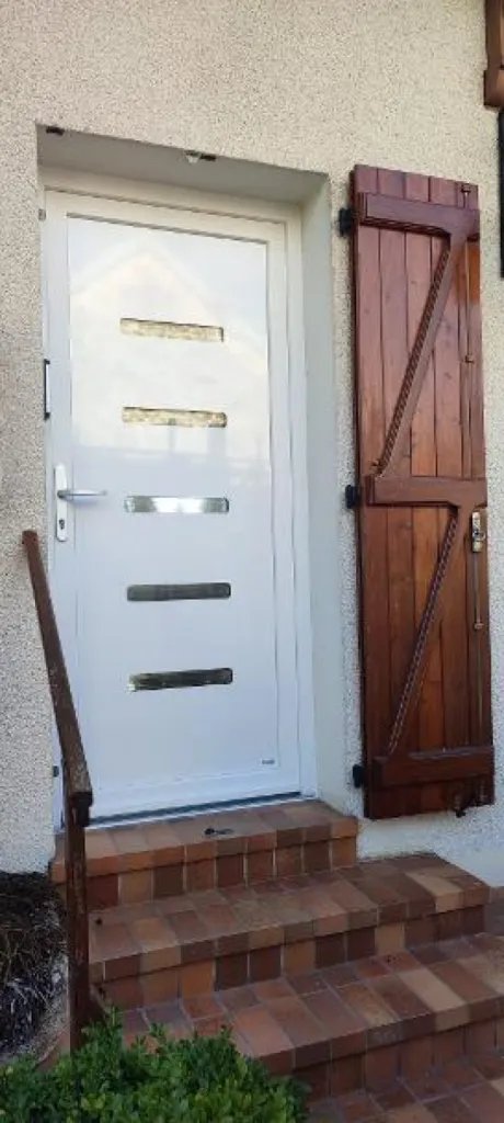 Installation d'une porte d’entrée en PVC Premium Ouvertures Smart modèle Jeanne 1 vantail haute isolation à La Bussière-sur-Ouche en Côte d'Or