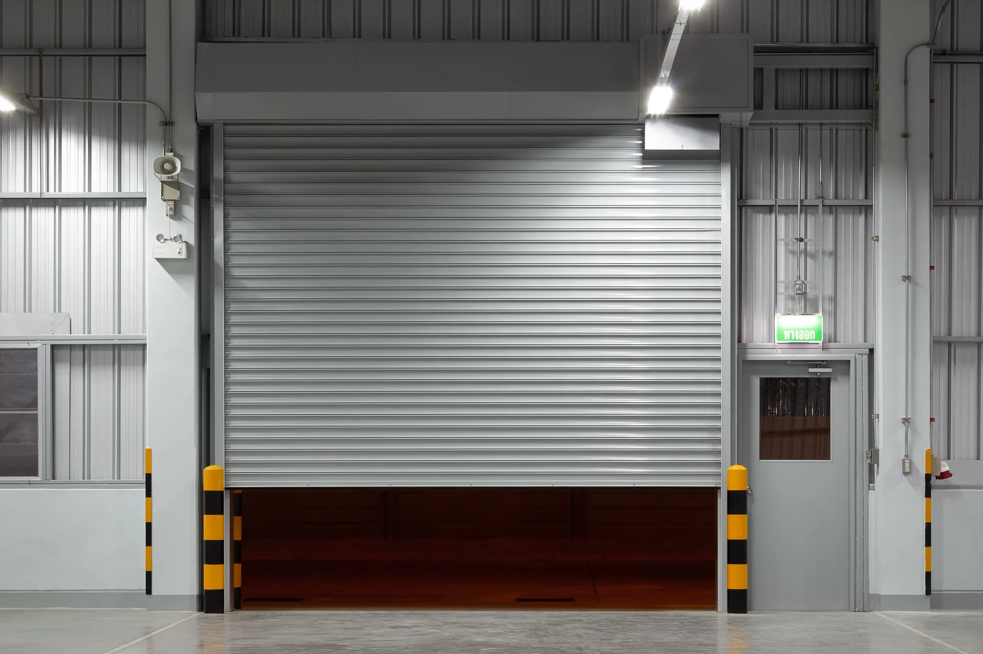 Porte de garage ou rideau métallique : quelle fermeture choisir selon l’accès, l’usage et le niveau de protection attendu ?