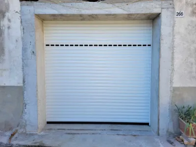 Comparatif portes de garage enroulables vs latérales isolées à Fayence