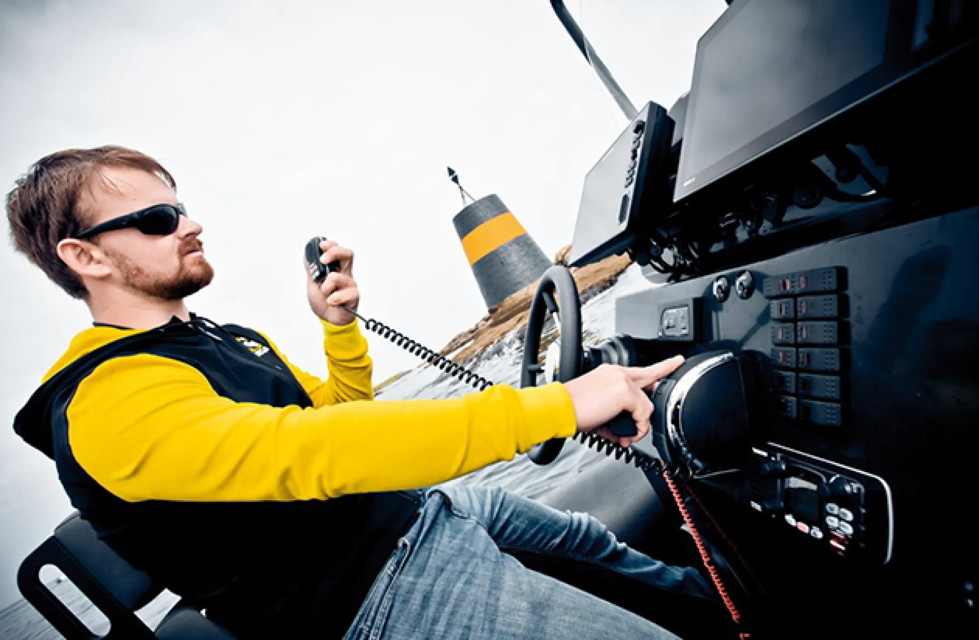 Préparation complète à l’examen du CRR maritime à Hyères avec tests QCM de 24 questions et mise en situation sur matériel radio agréé ANFR