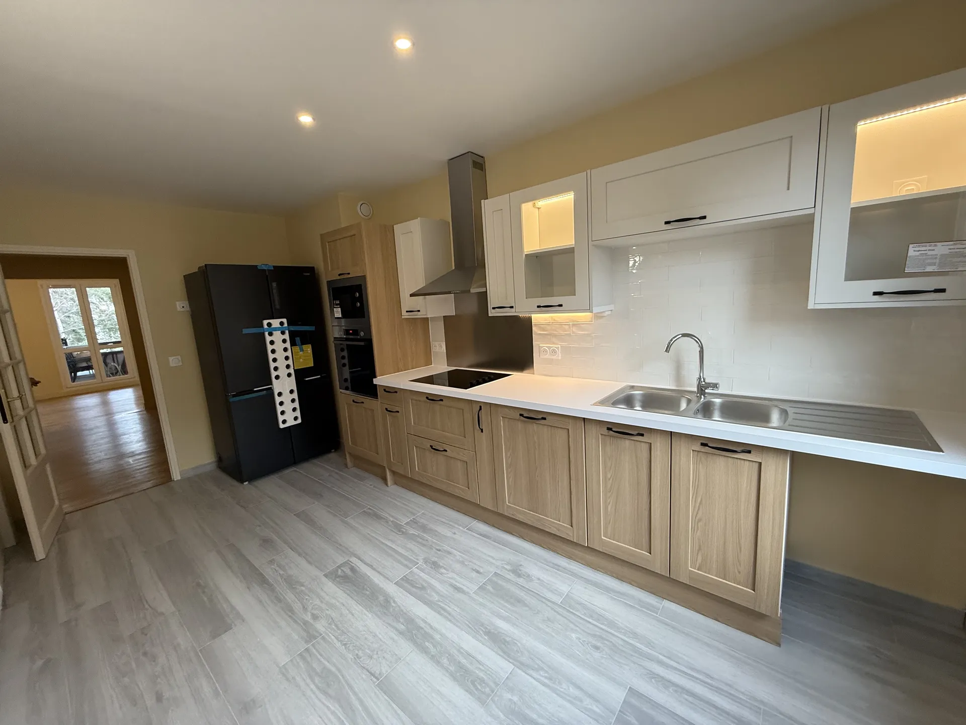 Au cœur de Louveciennes, dans un environnement résidentiel recherché entre Saint-Germain-en-Laye et Versailles, découvrez ce remarquable appartement